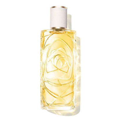 O Zenith Eau de Toilette 100ml från Lancôme förför med friska citrusnoter och blommig elegans, idealisk för den moderna kvinnan.
