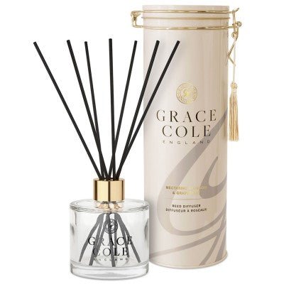 Nectarine Blossom & Grapefruit 200ml från Grace Cole erbjuder en fruktig och frisk doft, som väcker glädje och energi.